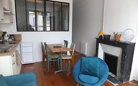 L'établissement TOIMOINOU, Hyper-centre, vue marché, proche mer 150m, lits faits à votre arrivée, serviettes de toilette, ménage, inclu, Netflix, accueil en personne